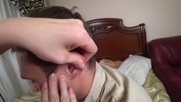여자 손이 남자의 귀를 청소 한다. 한 면 면봉, 개인 위생으로 4 k, 액션 — 비디오