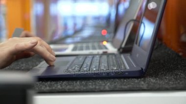 kadın bir elektronik mağazasında bir laptop seçer. 4k, ağır çekim