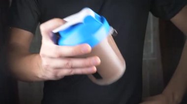 Ağır çekim. 4 k. genç adam bir protein shake evde yapma. Anonim