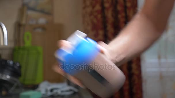 Movimento lento. 4K. Jovem a fazer um batido de proteínas em casa. anonimamente — Vídeo de Stock