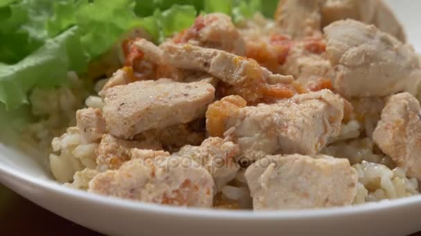 Dietary dish. Brown rice with chicken fillet and vegetable sauce. fresh lettuce. Close-up . 4k, slow-motion, dolly shot — Stock Video