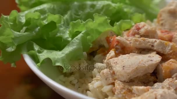 Dietní jídlo. Hnědá rýže s kuřecí řízek a zeleninové omáčky. čerstvý salát. Detail. 4 k, Zpomalený, dolly shot — Stock video