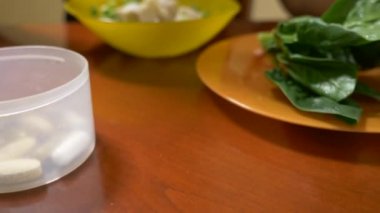 diyet yemekleri. Spor diyet. bir kadın brokoli ve ıspanak ile balık pirzola yiyor. Yakın çekim. 4 k, ağır çekim, dolly