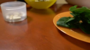 diyet yemekleri. Spor diyet. bir kadın brokoli ve ıspanak ile balık pirzola yiyor. Yakın çekim. 4 k, ağır çekim, dolly