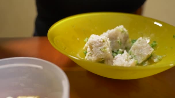 Dietmat. Sport kost. en kvinna äter fisk kotletter med broccoli och spenat. Närbild. 4 k, Slowmotion, dolly — Stockvideo