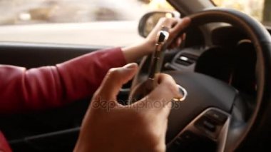Kadın manifatura sürüş sırasında. Smartphone arabada. 4k