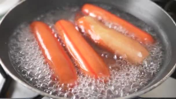 Okokt korv kokas i vatten på en gasspis. 4k, Slowmotion — Stockvideo