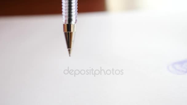Extrême gros plan de l'écriture du stylo bille. 4k, au ralenti — Video