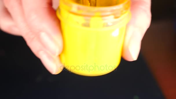 Close-up de um borla. 4k, câmera lenta, escova de mergulho em tinta amarela — Vídeo de Stock