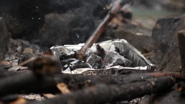 4k, slow motion. a man-tourist shoots a fire for a grill in the forest. — Stock Video