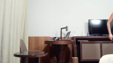 Fuhuş, hırsızlık kavramı. Esmer bir kadın ve bir iş adamı sarhoş yapar bir otelde para çaldı. 4k