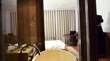 Fuhuş, hırsızlık kavramı. Esmer bir kadın ve bir iş adamı sarhoş yapar bir otelde para çaldı. 4k