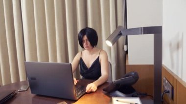 Fuhuş, Endüstriyel casusluk kavramı. Esmer işadamı sarhoş yapar ve bilgi--dan onun laptop otel odasında çaldı. 4k