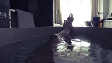 4k, otel odasının banyoda erkek bacaklar.