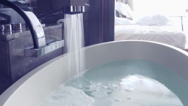 La fuerte presión del agua que fluye de un elegante grifo de cromo en el interior — Vídeos de Stock