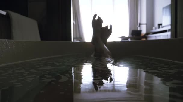 4k, gambe maschili nel bagno della camera d'albergo . — Video Stock