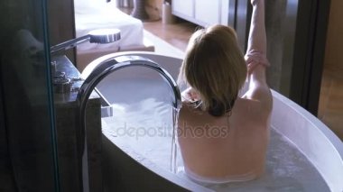 4k, otel banyo bir kadında. tekrar fotoğraf