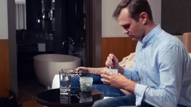 akşam Tv izlerken, brokoli yemek yatağın üstünde oturan bir çift erkek ve kadın, vejetaryen. 4k