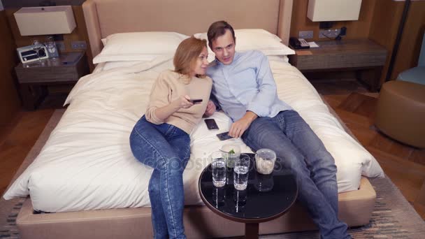Para mężczyzna i Kobieta, wegetarian, siedzący wieczorem w łóżku, oglądanie telewizji i jeść brokuły. 4k — Wideo stockowe