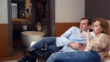 Güzel çift tv izlerken, bir otelin içme aşık. 4k