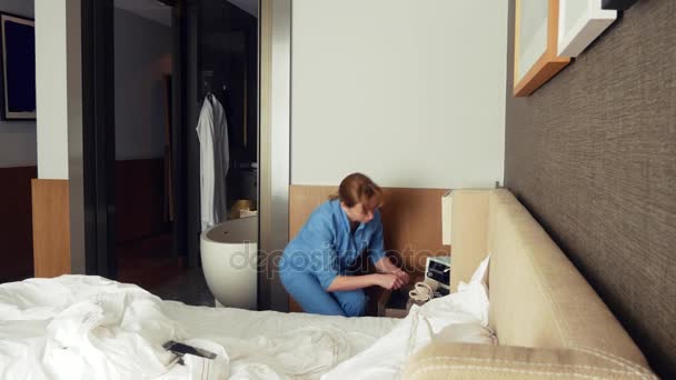 De meid steelt geld tijdens het schoonmaken van de kamer in een vijf-sterren hotel. 4k. — Stockvideo