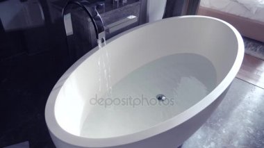 Bir şık krom kaplama musluk şık, güzel bir banyo akan güçlü su basıncı. 4 k timelapse