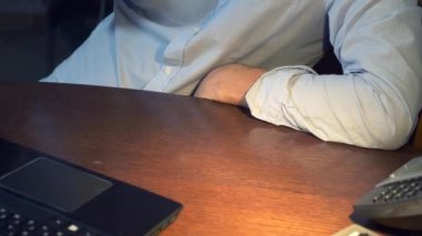 Geceleri, 4 k onun laptop ile çalışırken alkol işadamı
