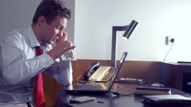 Geceleri, 4 k onun laptop ile çalışırken alkol işadamı