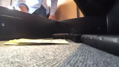 birisi silah ve para 4 k, yakın çekim ile güvenli bir açar