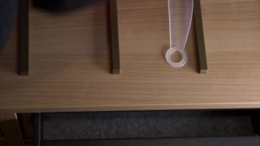 birisi silah ve para 4 k, yakın çekim ile güvenli bir açar