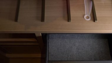 Kasanın rakam kombinasyonu ile el ile açıp kodu girerek. 4k