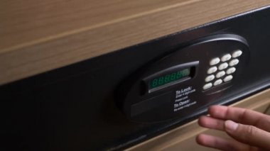 Kasanın rakam kombinasyonu ile el ile açıp kodu girerek. 4k
