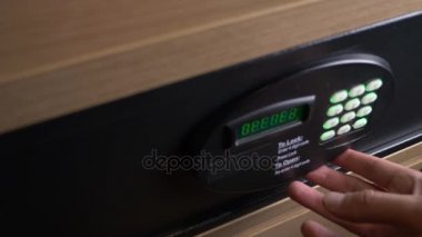 Kasanın rakam kombinasyonu ile el ile açıp kodu girerek. 4k