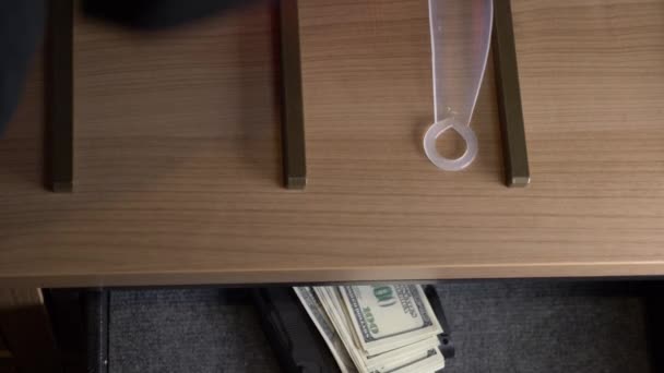 Alguém abre um cofre com armas e dinheiro 4k, close-up — Vídeo de Stock