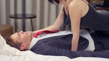 Fuhuş, hırsızlık kavramı. Esmer bir kadın ve bir iş adamı sarhoş yapar bir otelde para çaldı. 4k