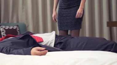 Fuhuş, hırsızlık kavramı. Esmer bir kadın ve bir iş adamı sarhoş yapar bir otelde para çaldı. 4k