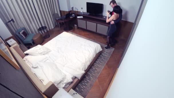 Das Konzept der Prostitution, des Diebstahls. eine brünette Frau macht einen Geschäftsmann betrunken und stiehlt Geld in einem Hotel. 4k — Stockvideo