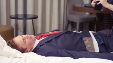 Fuhuş, hırsızlık kavramı. Esmer bir kadın ve bir iş adamı sarhoş yapar bir otelde para çaldı. 4k