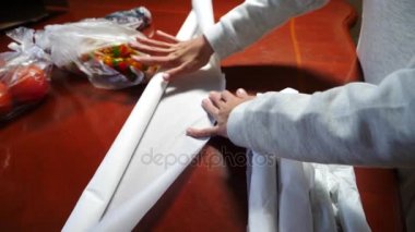 Anne ve kızı bir parsel oriental tatlı ve meyve ile toplamak. 4k, ağır çekim