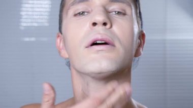 Travesti makyaj. genç bir adam kendine bir transseksüel mencup hazırlar. 4k, ağır çekim.