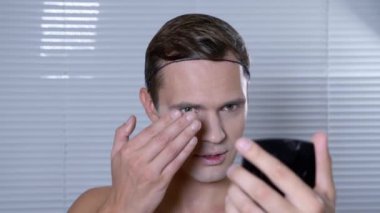 Travesti makyaj. genç bir adam kendine bir transseksüel mencup hazırlar. 4k, ağır çekim.