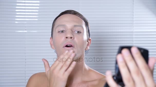 Maquillaje travesti. un hombre joven se hace un mencup transexual. 4k, cámara lenta . — Vídeos de Stock