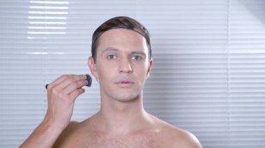 Travesti makyaj. genç bir adam kendine bir transseksüel mencup hazırlar. 4k, ağır çekim.