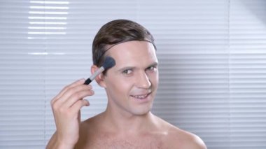 Travesti makyaj. genç bir adam kendine bir transseksüel mencup hazırlar. 4k, ağır çekim.