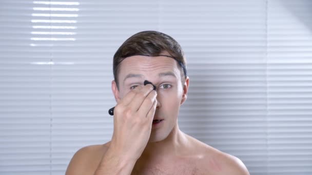 Parodie make-upu. mladý muž dělá sám transsexuál mencup. 4k, pomalý pohyb. — Stock video