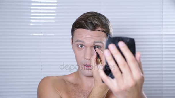 Maquillaje travesti. un hombre joven se hace un mencup transexual. 4k, cámara lenta . — Vídeos de Stock