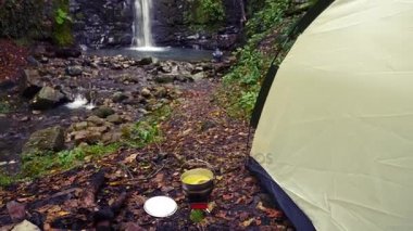 4k, ağır çekim. turist Melon bir şelale karşı dağın eteklerinde bir brülör üzerinde