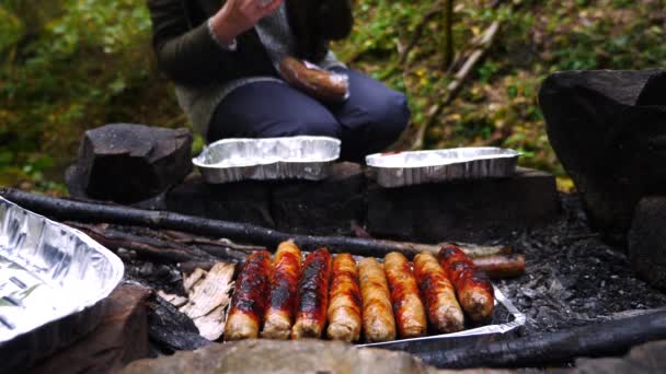 4k, zpomalené. pro turisty je vaření klobásy na mini gril v lese. detail