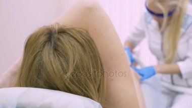 lazer epilasyon. Doktor eldiven. 4 k, yavaş hareket, yakın çekim.