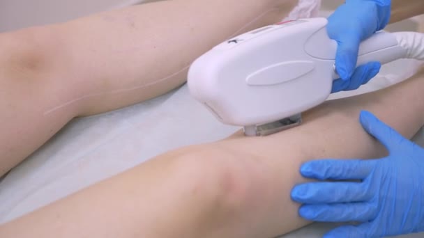 Laserové odstranění chloupků. Doktor v rukavicích. 4 k, Zpomalený, detail. — Stock video